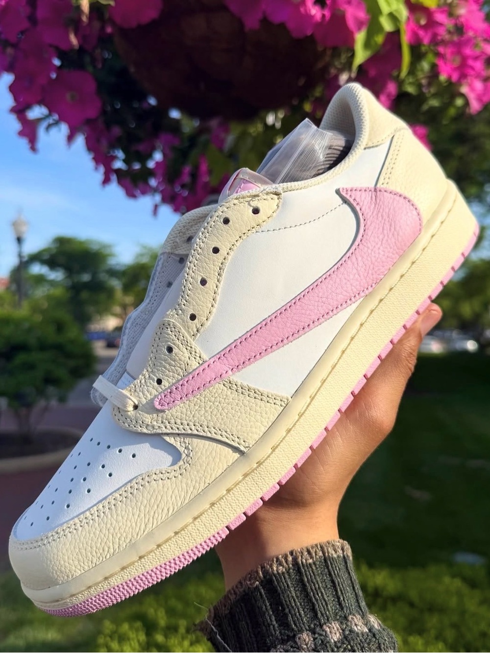 Travis Scott Women’s White & Light Pink Low-Top Sneakers